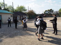 校庭で新しいクラスの発表です！