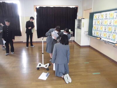 配信準備を確認する生徒会役員