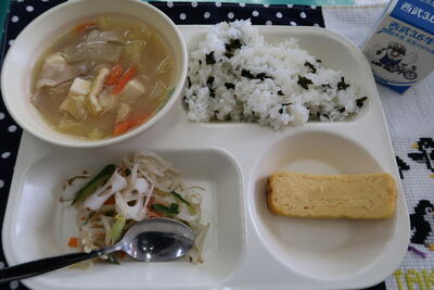 春キャベツの豚汁、厚焼き玉子、もやしとちくわの甘酢和え、わかめご飯、牛乳