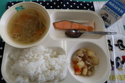 沢煮椀、鮭の塩焼き、じゃが芋と鶏肉の煮物、ご飯、牛乳