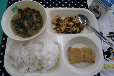 春雨スープ、タコナゲット（２こ）、豚肉とキムチの炒め物、ご飯、牛乳